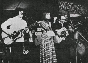 Þrjú á palli á sviðinu